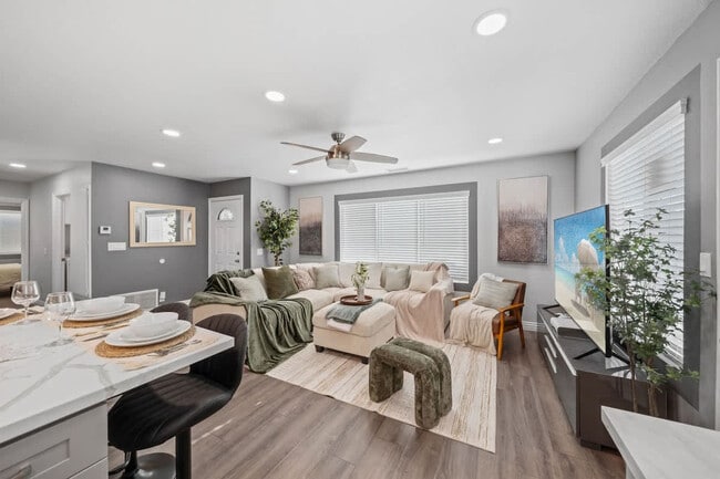 Building Photo - 10983 Parkdale Ave