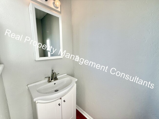 Building Photo - Updated 3-Bedroom Townhome Live Deposit Free with Obligo