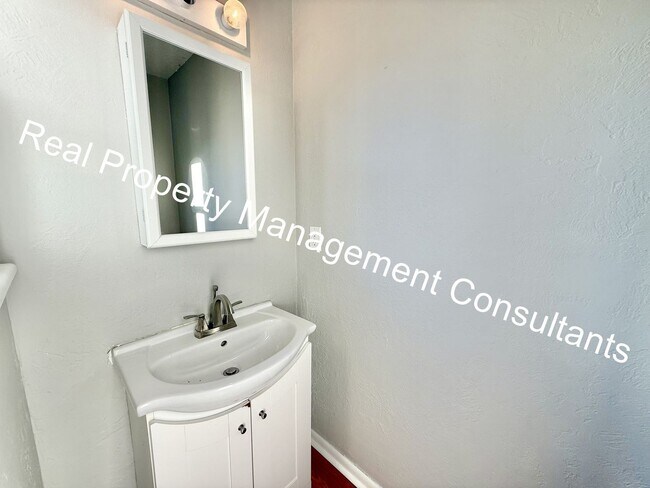 Foto del edificio - Updated 3-Bedroom Townhome Live Deposit Free with Obligo