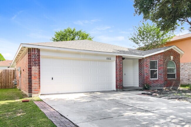 Foto del edificio - 4815 Gypsy Forest Dr