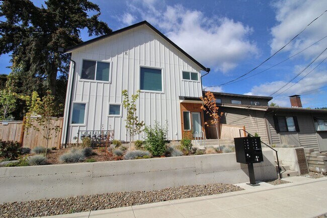 Foto del edificio - Modern Comfort & Style in Recently Constructed 2 Bed/2.5 Bath Townhome, Located in Vibrant John's...