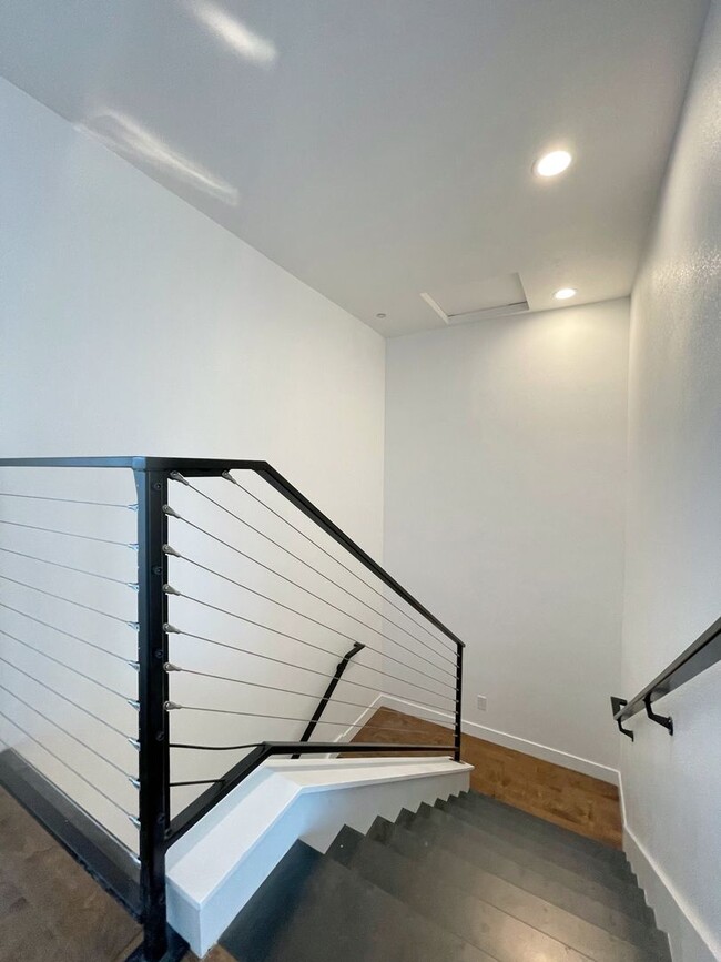 Building Photo - Striking 2BD/2.5 Bath Townhome in MidTown ...