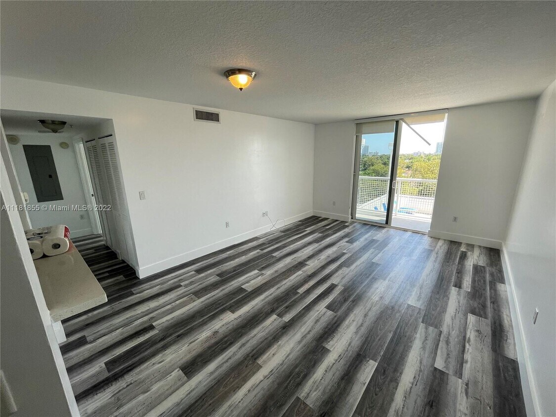 Foto principal - 900 SW 8th St