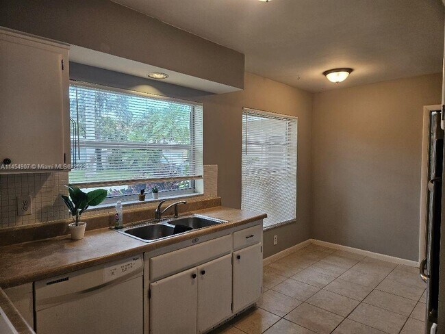 Building Photo - 106 Park Ln E