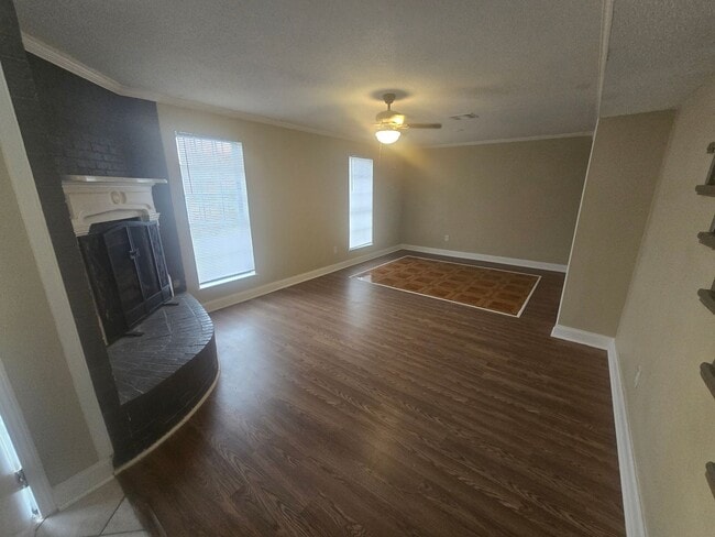 Building Photo - Spacious 5 Bedroom Single Home with Modern Comforts and Great Outdoor Space