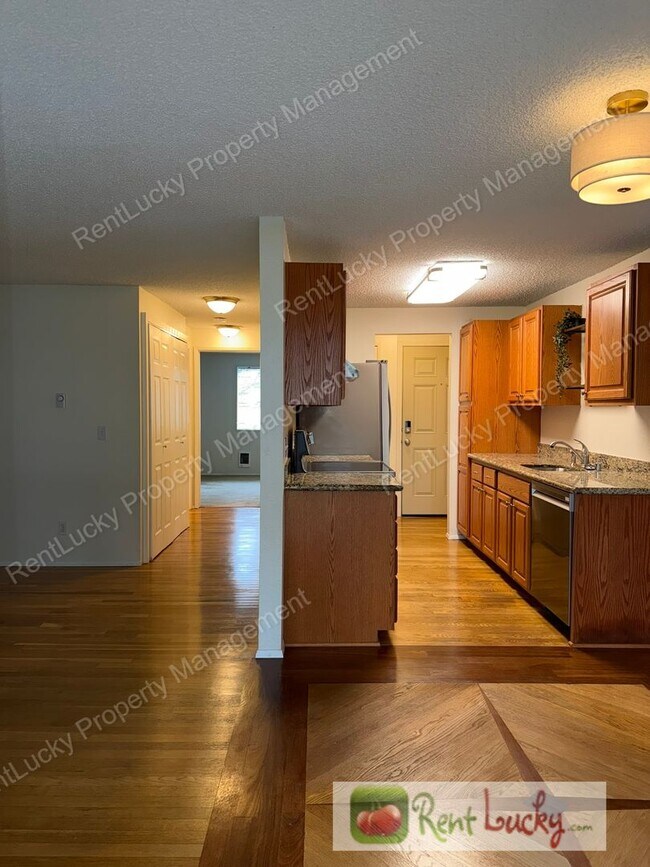 Foto del edificio - Kirkland Gem! Ground-Floor 1-Bedroom Condo w/2 Parking Spots & Beautiful Fireplace!
