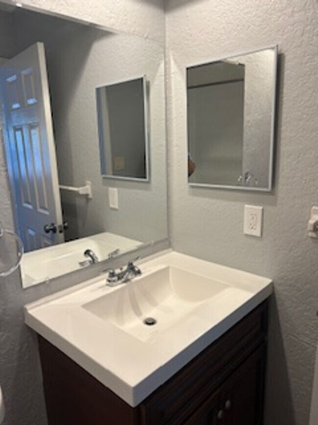 Foto del edificio - Beautiful 3/2 Available now!