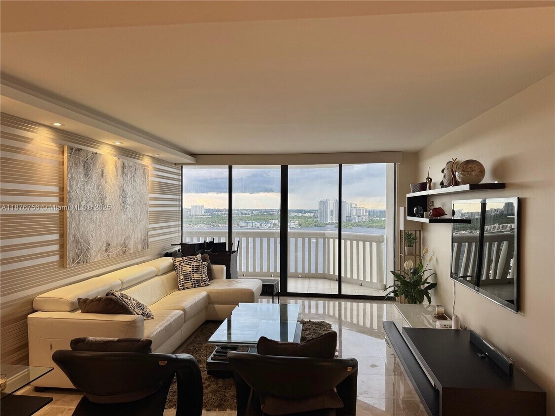 Foto principal - 1000 E Island Blvd
