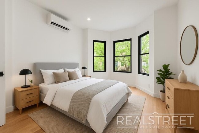Foto del edificio - Brand New 3 Bed, 2 Bath with In-Unit Laund...