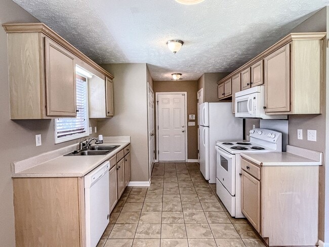 Building Photo - 3 Bed, 2 Bath Home on Corner Lot in Raeford