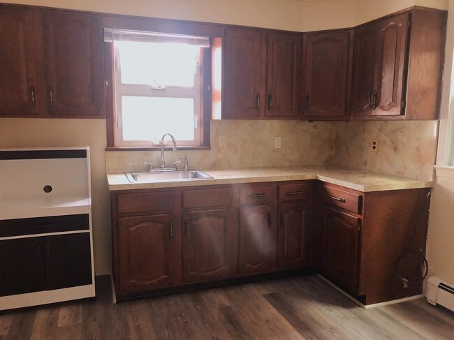 Building Photo - 126 Ave E