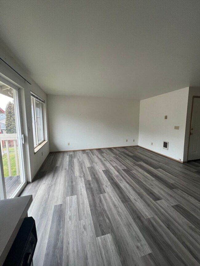 Foto del edificio - 1 Bed/1 Bath Eastside Apartment - Purcell ...
