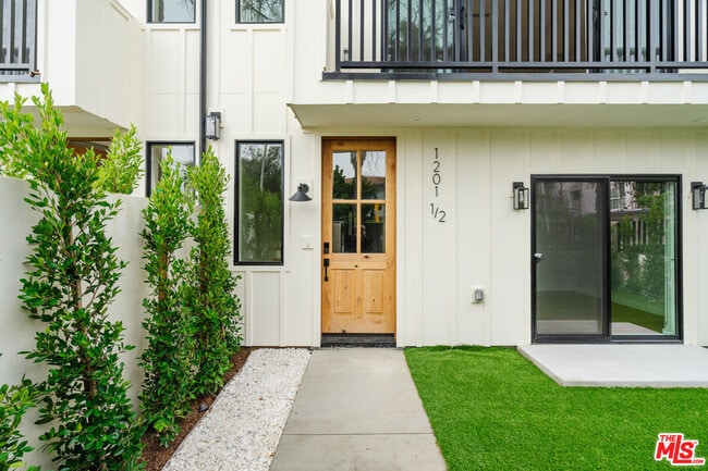 Foto del edificio - 1201 N McCadden Pl