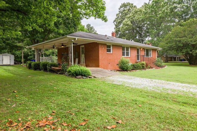 Building Photo - Quiet country living