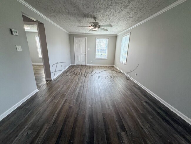 Foto del edificio - Freshly Updated 2BR Home with Large Yard