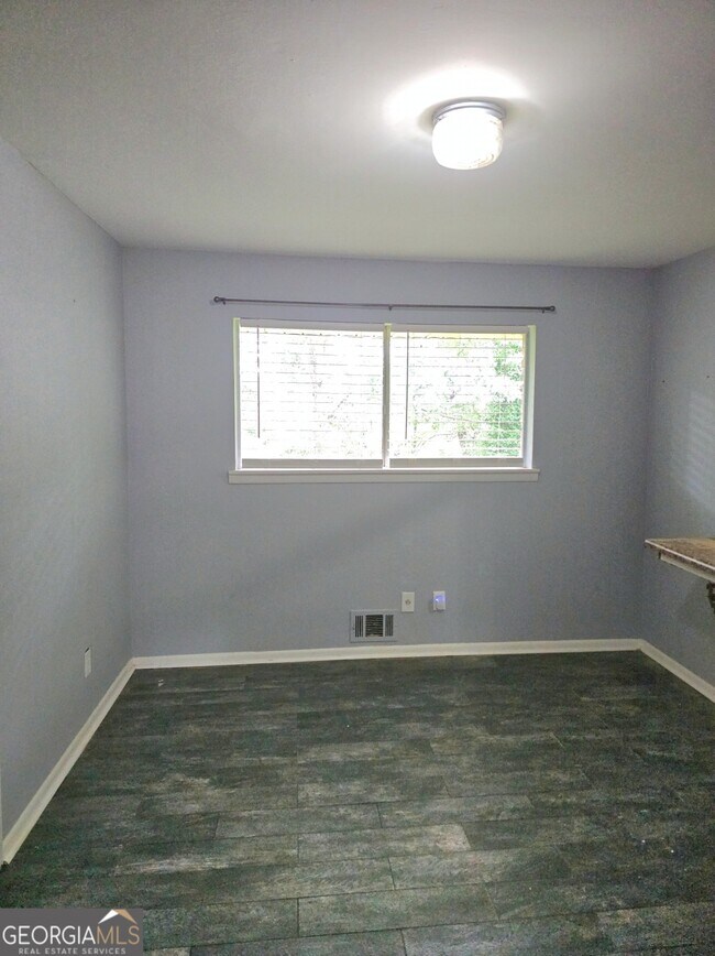 Building Photo - 5690 Deerfield Ct