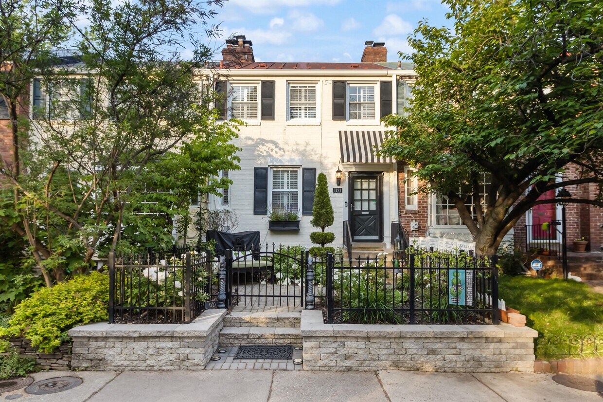 1121 Powhatan St, Alexandria, VA 22314 Townhome Rentals in Alexandria