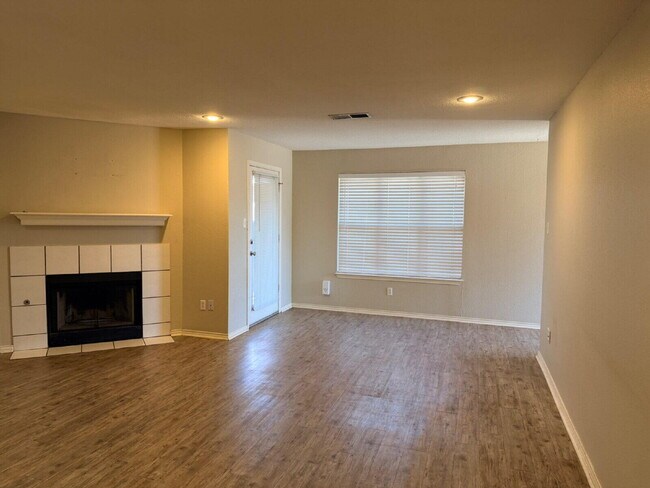 Foto del edificio - 8232 Raleigh Ave