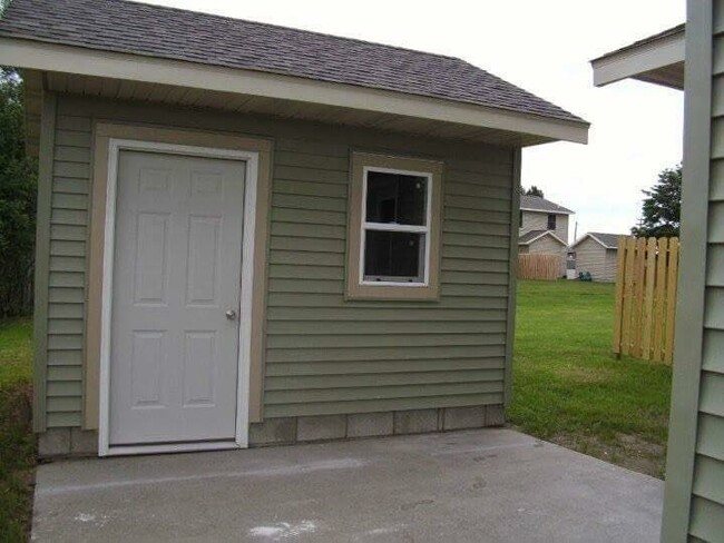 Private storage shed - 308 S 14th St