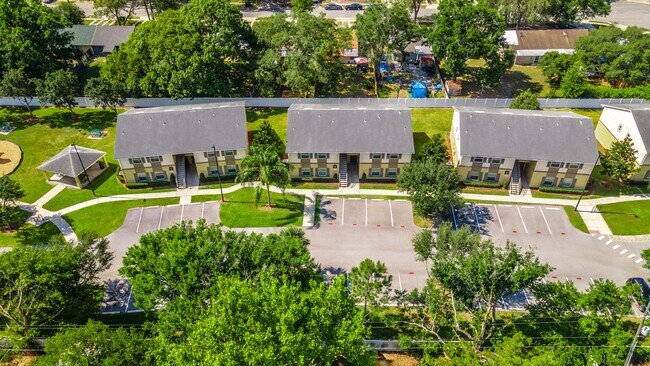 Aparcamiento y apartamentos - The Academy at Dean Woods