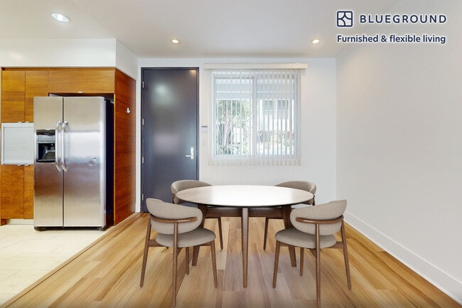 Foto del edificio - 220 E Broadway