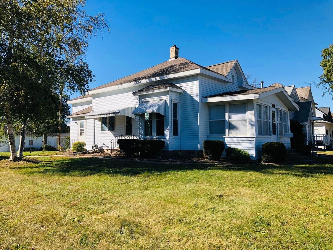 Primary Photo - 609 Blackhawk St
