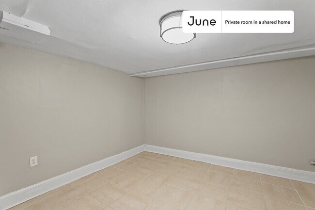Foto del edificio - Private bedroom in 6 bed/2.5 bath Home