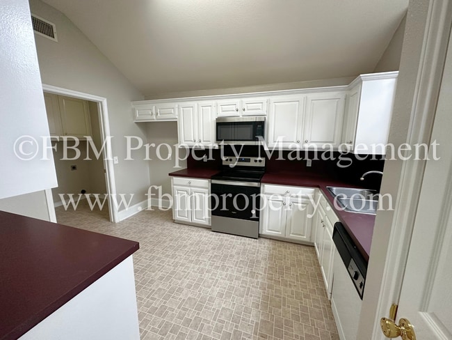 Building Photo - 801 Oak Dr