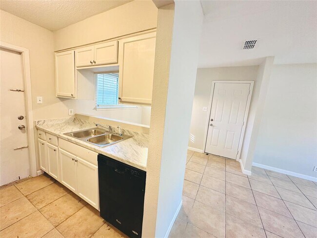 Foto del edificio - 4748 Suburban Dr