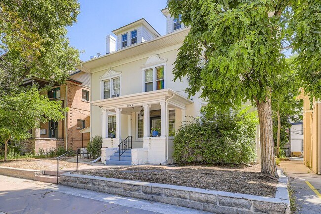 Foto del edificio - Top Unit (Beautiful Views) Flexible move in! Off Street Parking! All utilities included!