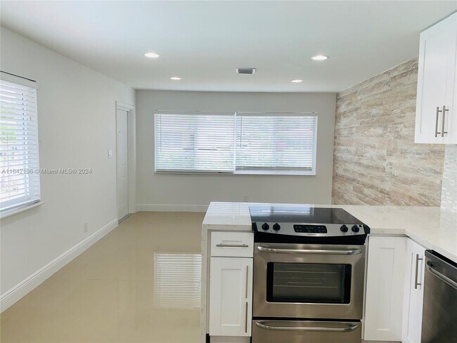 Foto del edificio - 2708 NE 32nd St