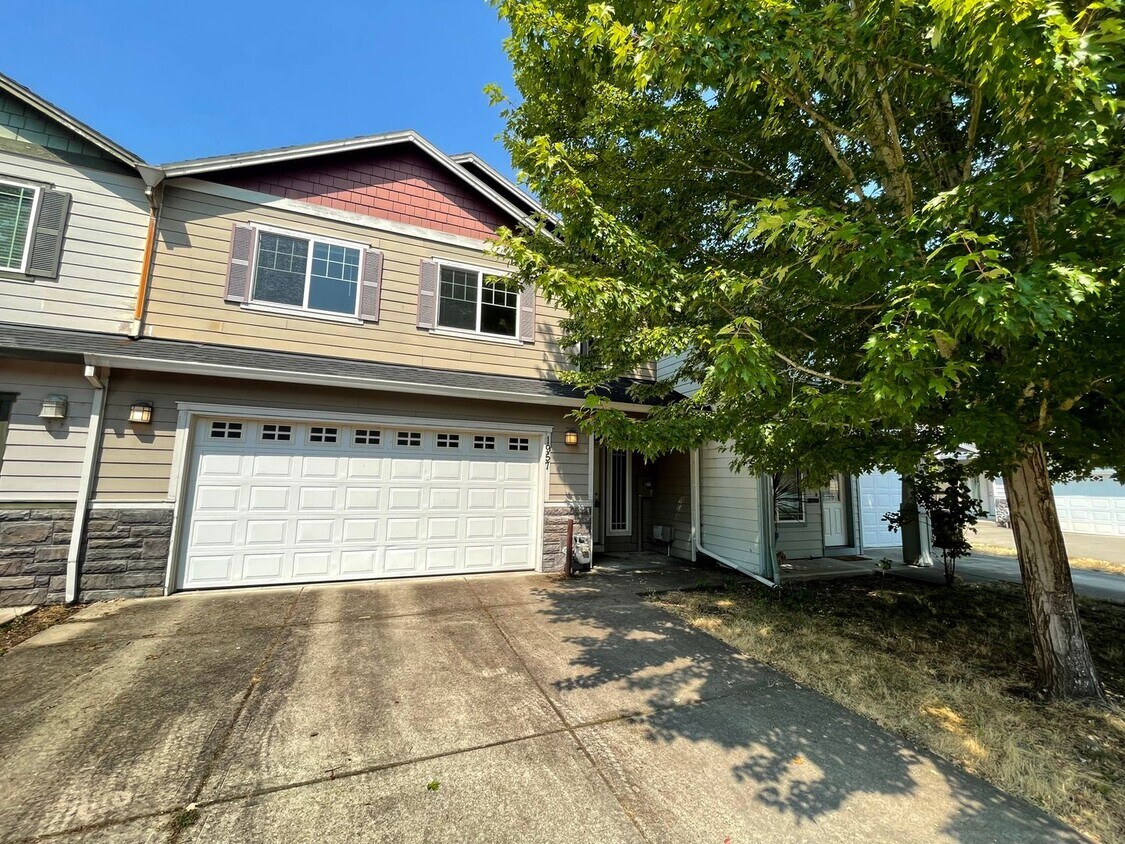 Primary Photo - Fantastic Hillsboro Home with Attached Gar...