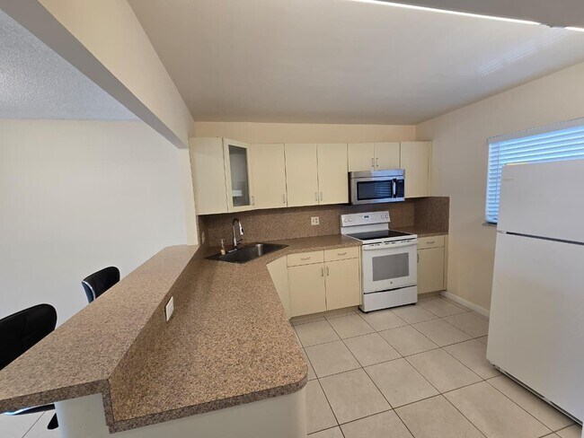Foto del edificio - 8321 Sands Point Blvd