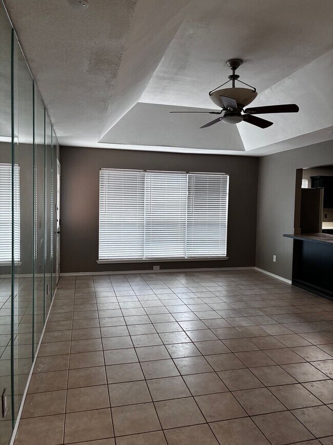 Foto del edificio - 2112 Pin Oak Rd