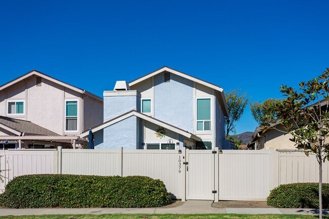 Foto del edificio - Charming Two Story Home!