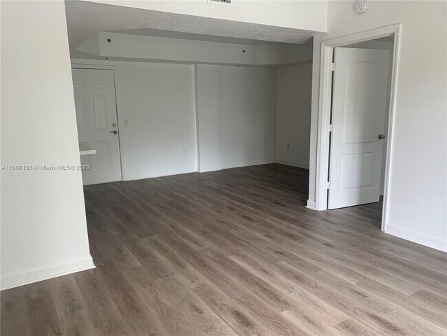 Building Photo - 9340 Fontainebleau Blvd
