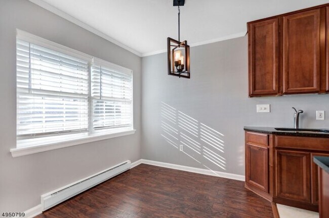 Building Photo - 206 Main St