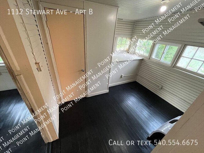 Building Photo - 2 Bed 1 Bath Top Floor Apartment