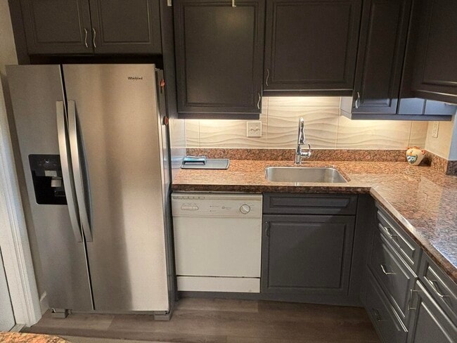 Building Photo - 2668 Garden Dr N