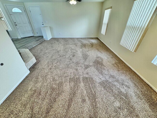 Foto del edificio - WELCOME TO THIS SPACIOUS 4-BEDROOM, 2.5-BA...