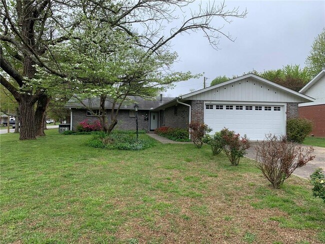 Building Photo - 1102 W Pecan St