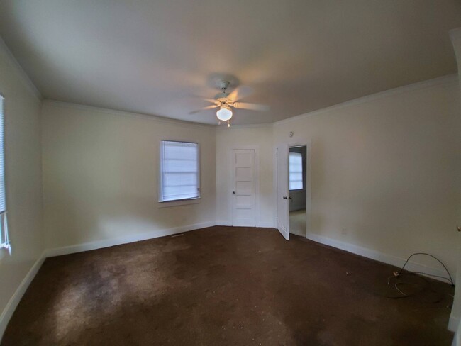 Building Photo - 1/2OFF FIRST MONTH RENT SPECIAL! Spacious ...