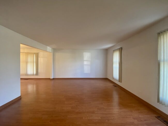 Foto del edificio - 30 Wildwood Dr