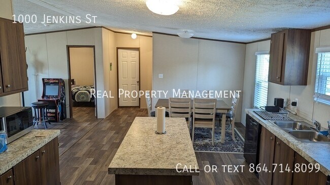 Building Photo - 3-bedroom home 1.5 miles from Greenville's...