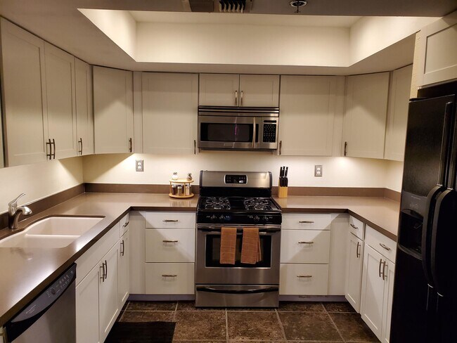 Building Photo - 200 E Racquet Club Rd