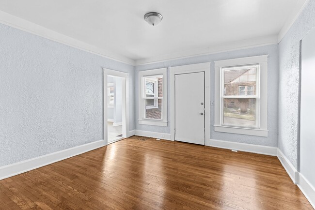 Building Photo - Luxuriously Renovated 4 Bedroom 1 Bath Hom...