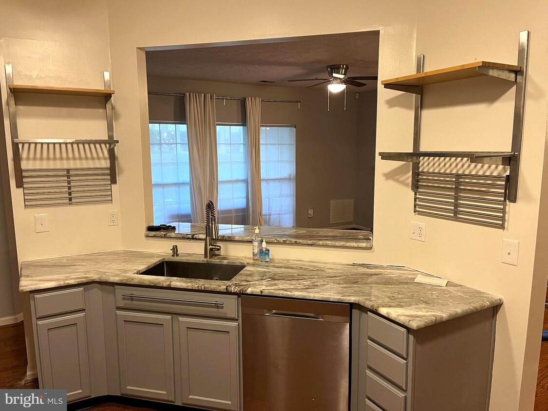 Foto principal - 2503 Amber Orchard Ct W
