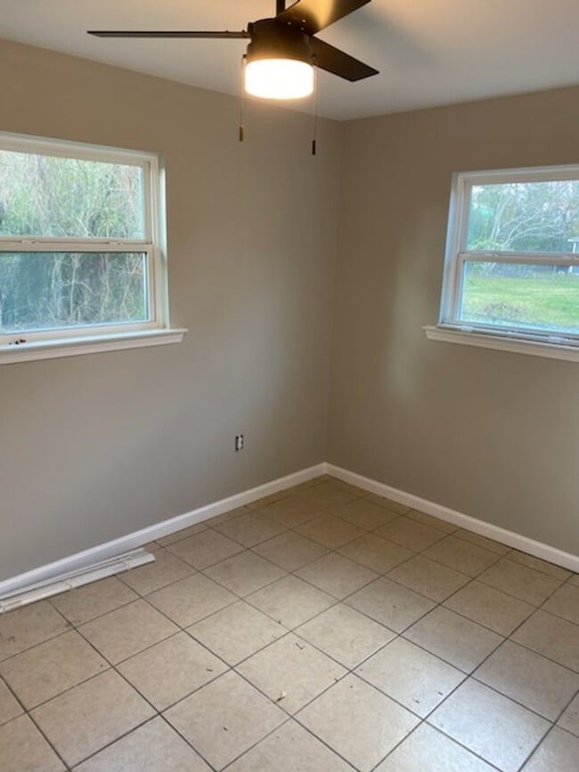 Building Photo - Available Now *PET FRIENDLY*