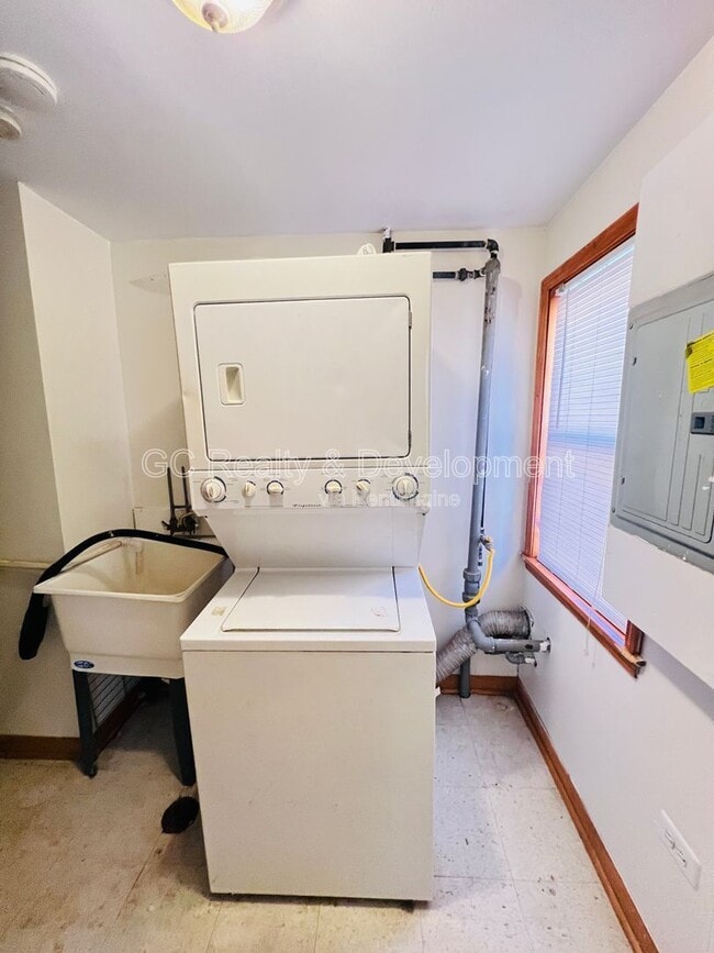 Building Photo - 12870 S Green St