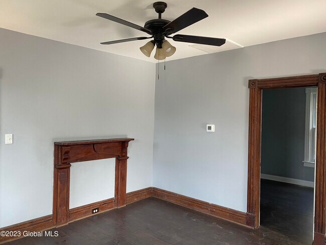 Foto del edificio - 56 Milton Ave